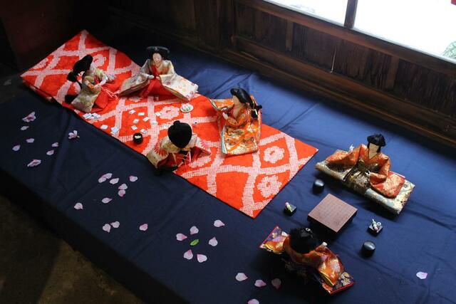 百人一首を楽しむ三人官女=新潟市秋葉区小須戸の町屋ギャラリー薩摩屋