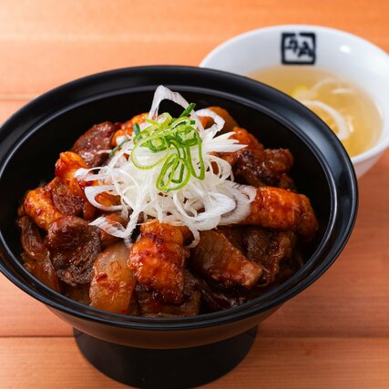 旨辛ホルモン・ハラミ丼