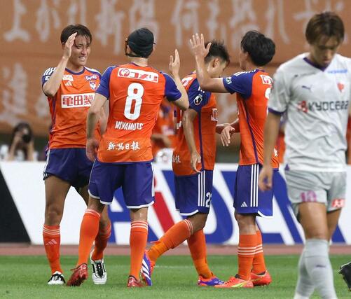 新潟ー京都　勝利を喜ぶ新潟の選手たち＝ビッグスワン