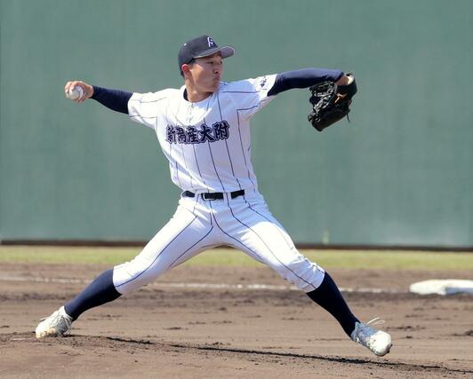 新潟産大付－開志学園　新潟産大付の先発、和栗玲旺＝三条市パール金属スタジアム