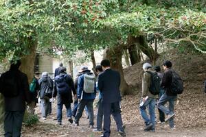 　聖武天皇・皇后陵の立ち入り調査に向かう研究者ら＝２７日午後、奈良市