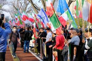 東京・霞が関の外務省前に集まった日本在住のイラン人ら=29日午後