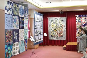 色鮮やかな作品が並ぶキルト展=、十日町市駅通り