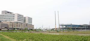 建設中の商業施設「(仮称)イオン三条上須頃」(右)。近隣には済生会新潟県央基幹病院(左)や三条市立大学がある=5月15日、三条市上須頃