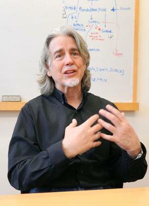 取材に応じるハーバード大公衆衛生大学院のクアケンブッシュ教授=6月、米ボストン(共同)