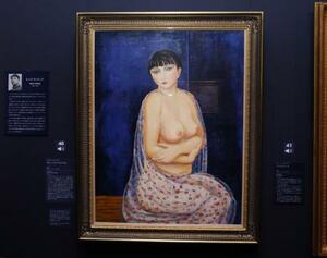 山田養蜂場が「モンパルナスのキキ」として所蔵してきた贋作の可能性がある油彩画=2日、岡山県鏡野町