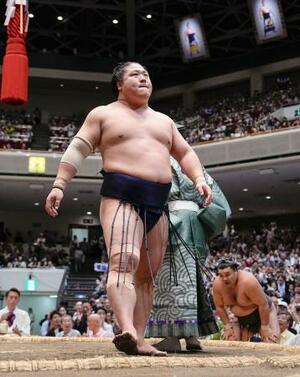 大相撲夏場所千秋楽の優勝決定戦で、霧島(奥)を押し出しで破り優勝を決めた若隆景=24日、両国国技館