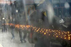 　チベット寺院の近くでともされるろうそく＝５月、中国四川省カンゼ・チベット族自治州カンゼ県（共同）