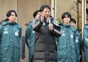 箱根駅伝の壮行会で話す青学大の原晋監督(中央)=12日、東京都渋谷区