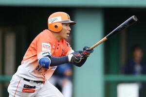 オイシックス-オリックス 八回に二塁打を放った篠田大聖=15日、新潟市みどりと森の運動公園