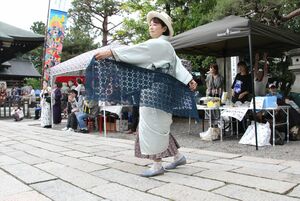 参加者が思い思いの着こなしを披露した着物ファッションショー=五泉市宮町