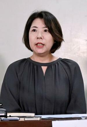 判決後、記者会見する原告代表の木本薫子さん=11日午後、東京・霞が関の司法記者クラブ