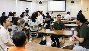 教員らが学校現場での課題や悩みなどについて意見を交換した「サドネクストティーチャーズ」の初回セミナー=佐渡市の両津地区公民館