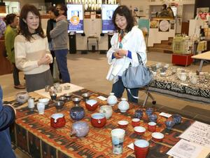 今千春さんが手がけた酒器の展示=3月21日、長岡市摂田屋4
