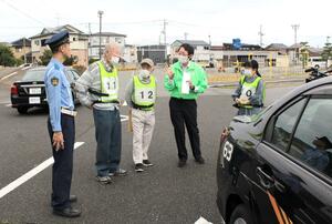 教習所の指導員から安全運転について学ぶ参加者=新潟市南区の白根中央自動車学校