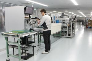新潟電子工業が導入した製造ライン。さらなる投資も視野に入れている＝１９日、新潟市南区