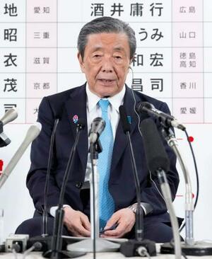 メディアのインタビューに応じる自民党の森山幹事長=20日午後8時8分、東京・永田町の党本部