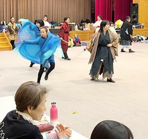演出家らスタッフの前で通し稽古をする「魚沼産☆夢ひかり」の子どもたち=9月16日、魚沼市吉田