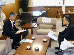 竹内真二経産政務官(右)に要望書の説明をする桜井雅浩柏崎市長=7月29日、東京・霞が関
