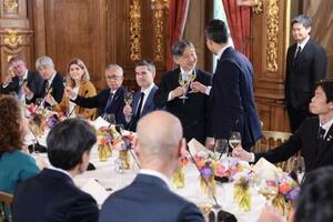 　オランダのイェッテン首相主催の昼食会に臨まれる天皇陛下＝１８日、ハーグのマウリッツハイス美術館（代表撮影・共同）