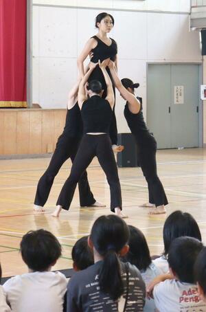 児童の前で踊りを披露する「ノイズム２」のメンバー＝新潟市西区西有明町