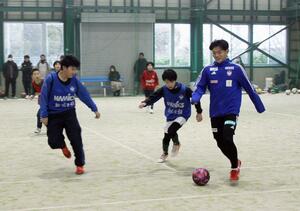アルビの石山青空選手が、子どもたちに指導したサッカー教室=燕市分水あけぼの1