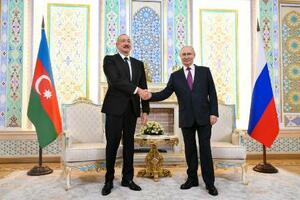 10月9日、タジキスタンの首都ドゥシャンベで会談したロシアのプーチン大統領(右)とアゼルバイジャンのアリエフ大統領(タス=共同)