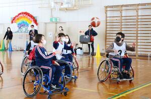 車いすバスケットボールを体験する子どもたち=17日、津南町下船渡