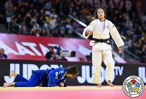 女子52キロ級1回戦の阿部詩(右)=ウランバートル(国際柔道連盟提供・共同)