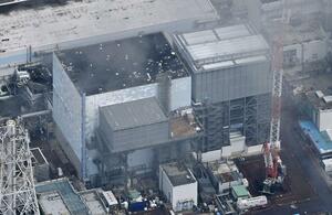 東京電力福島第1原発の2号機。溶融核燃料(デブリ)の試験的取り出しに向けた準備作業が中断した=8月22日午前10時23分(共同通信社ヘリから)