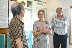 直江津捕虜収容所跡地にある展示館を訪れたジェニファーさん(中央)と夫のジョンさん(右)=7月9日、上越市川原町