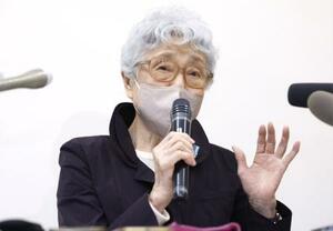 　取材に応じる横田早紀江さん＝１１日午後、川崎市