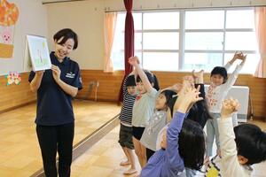 翠松保育園で園児に制作中の絵本を読み聞かせる山﨑幸歩さん=4月16日、新潟市西区