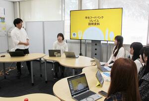 学生フードバンクの運営について打ち合わせをするメンバー=新潟市西区