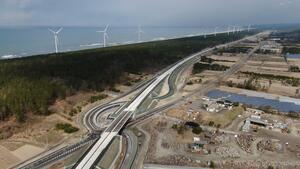 山形県遊佐町で整備された日本海沿岸東北自動車道=3月16日(国土交通省酒田河川国道事務所提供)