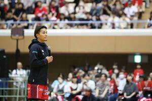 千葉J-秋田 試合後に挨拶する富樫勇樹=新発田市カルチャーセンター