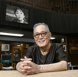 笑顔の仲代達矢さん。後ろの写真は亡き妻、宮崎恭子さん=2022年8月、東京都世田谷区