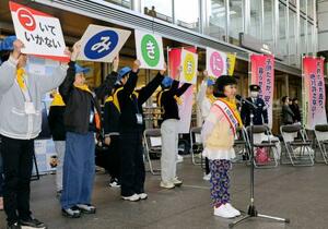 地元の小学生(左)と防犯イベントに参加した永尾柚乃さん=14日午後、名古屋市