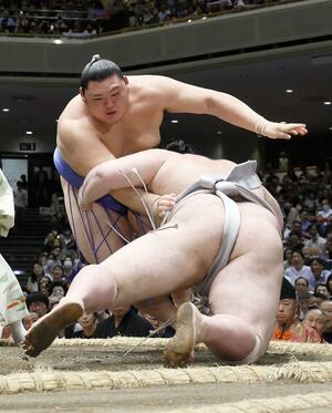 大の里(奥)が下手出し投げで熱海富士を破る=両国国技館