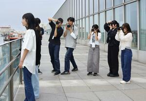 高校の写真部員が技術を磨いた撮影大会＝新潟市中央区万代島