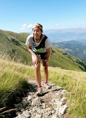 ユース世界選手権で山岳コースを駆け上がる小幡莉子さん=イタリア(日本スカイランニング協会提供)
