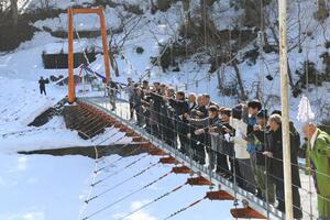 補修を終えた小杉橋の安全祈願祭に参加する地元住民ら＝阿賀町日野川