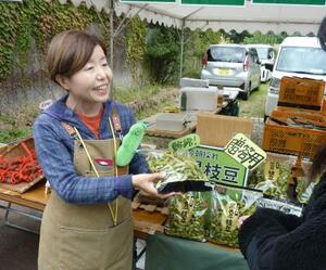 黒枝豆の販売をする溝口弘子さん＝２０２５年１０月、兵庫県丹波篠山市