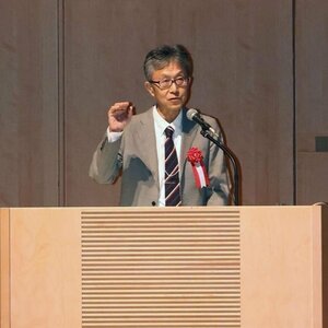 日本地震学会の秋季大会が開幕し、記念講演する海洋研究開発機構の小平秀一理事=10月21日、新潟市中央区