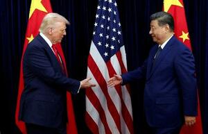 握手するトランプ米大統領(左)と中国の習近平国家主席=2025年10月、韓国釜山(ロイター=共同)