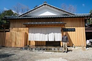 木々に囲まれた自然の中に建つ「月岡邸」の外観＝新発田市月岡温泉