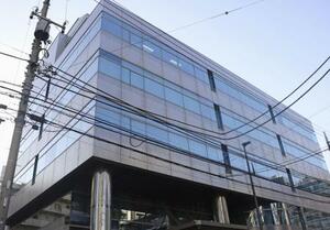 日本郵便東京支社が入るビル=18日、東京都江東区