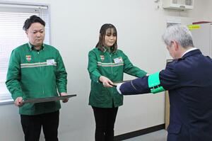 特殊詐欺被害を防いだとして小千谷警察署から感謝状を受けるセブンイレブン小千谷千谷川店の小川聡子さん(中央)と店舗オーナー