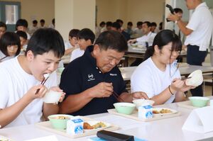生産者とともに葉月みのりを味わう生徒たち=8月28日、柏崎市西山町鬼王
