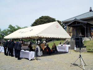 納骨堂の前で行われた慰霊祭で手を合わせる参列者ら=新発田市西園町3